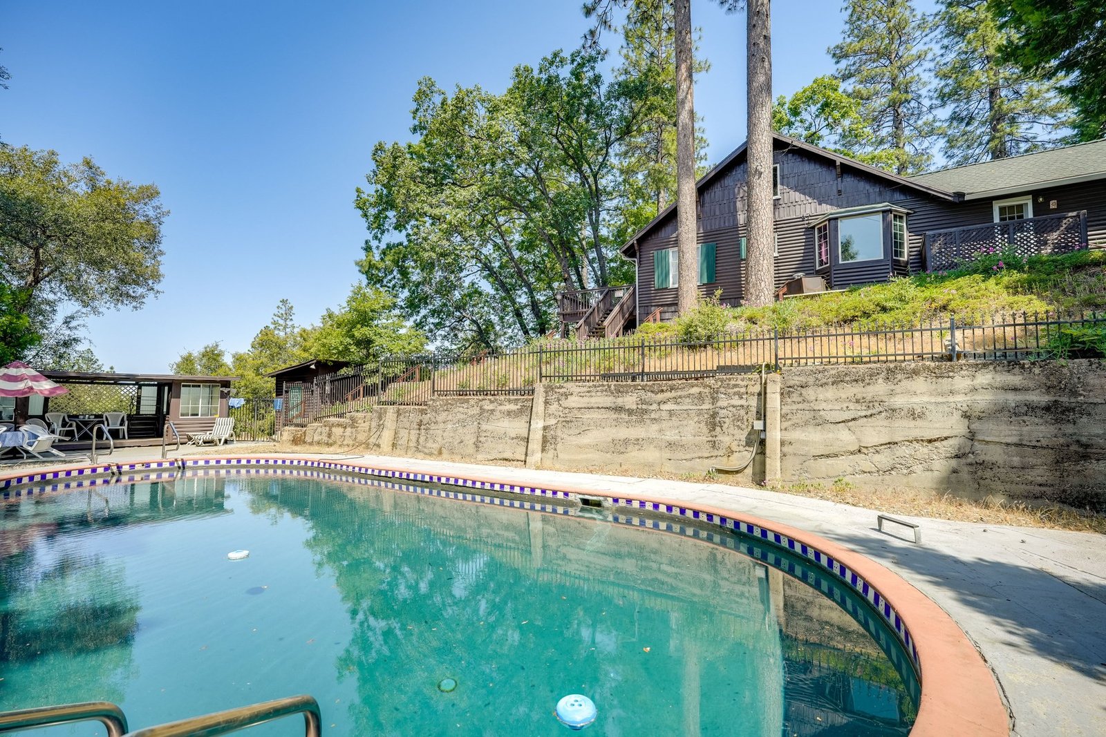 Kings Acres private pool with estate house and Sierra Nevada forest